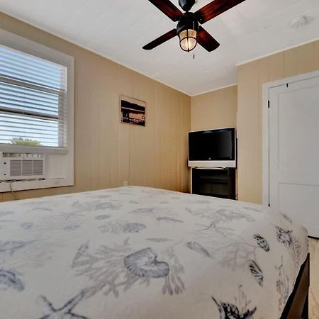 Stones Throw Beachside Bungalow #1 On The Beach 클리어워터 비치 외부 사진