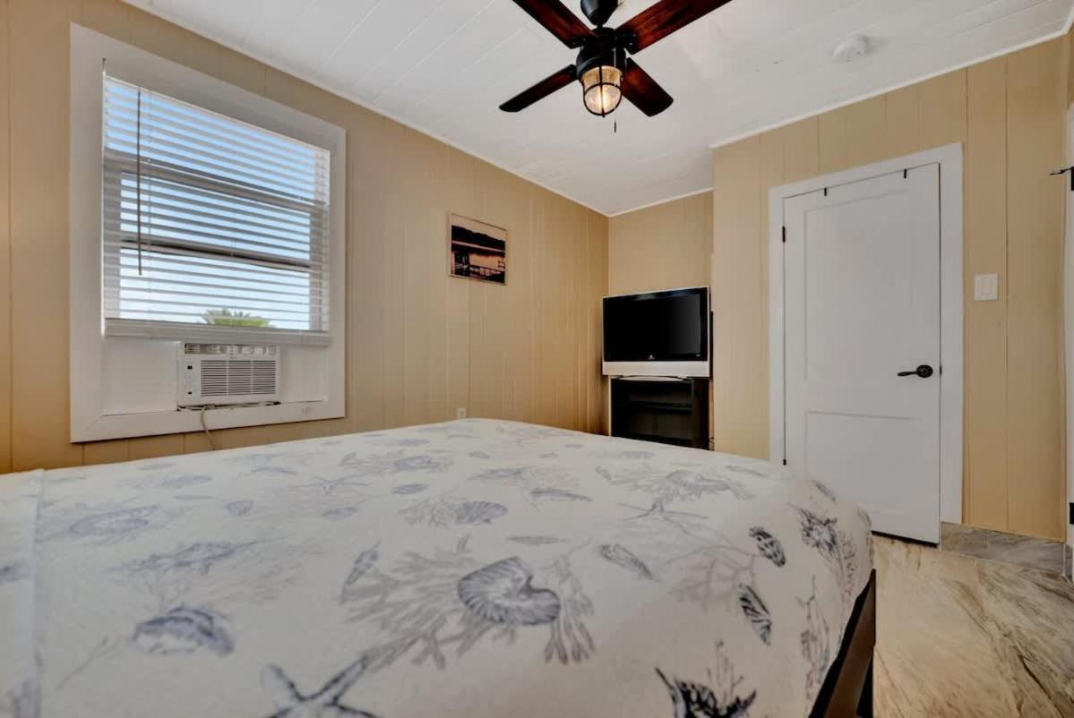 Stones Throw Beachside Bungalow #1 On The Beach 클리어워터 비치 외부 사진