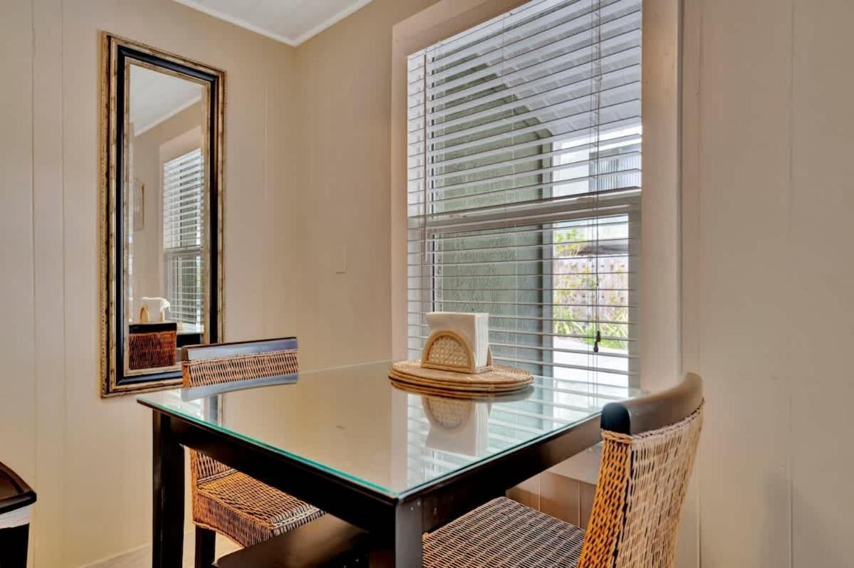 Stones Throw Beachside Bungalow #1 On The Beach 클리어워터 비치 외부 사진