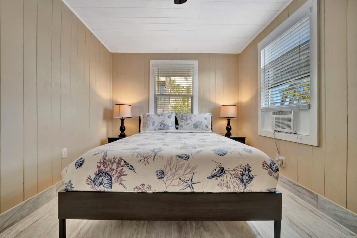 Stones Throw Beachside Bungalow #1 On The Beach 클리어워터 비치 외부 사진