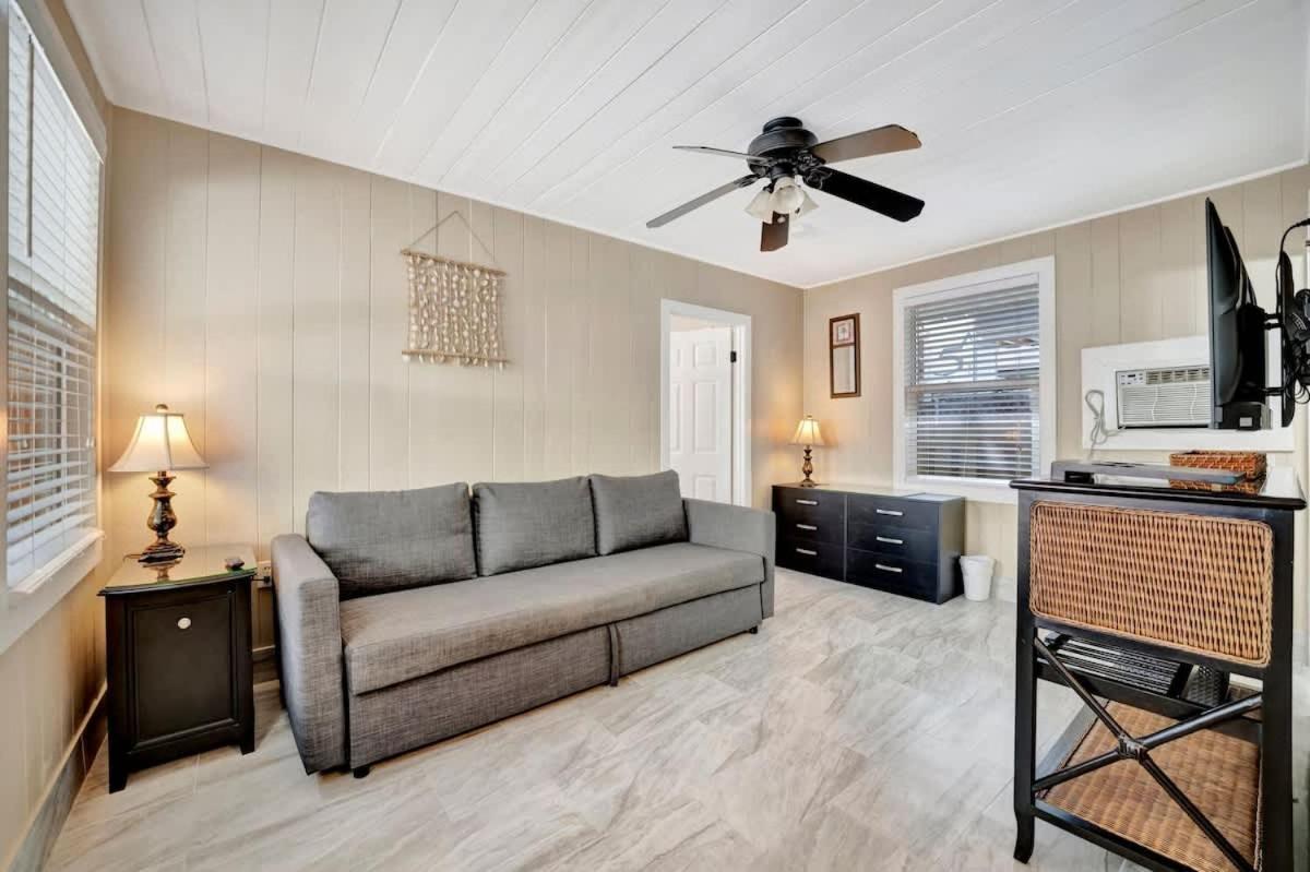 Stones Throw Beachside Bungalow #1 On The Beach 클리어워터 비치 외부 사진